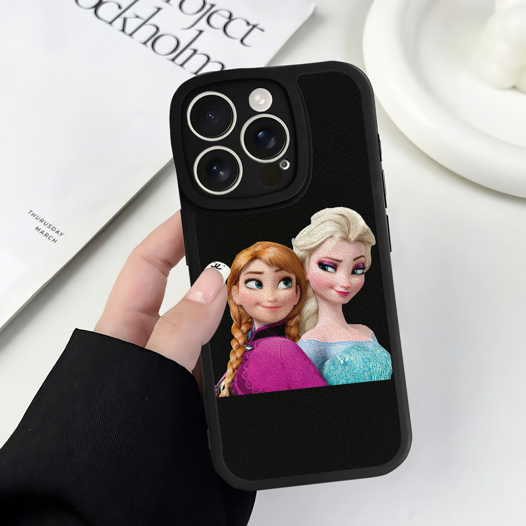（画像用） アナと雪の女王 アンナ エルサ Frozen Anna Elsa 【iPhone 16シリーズ対応】シリコンスマホケース（レザー調） 材質：シリコン